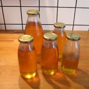 Holundersirup in Flaschen